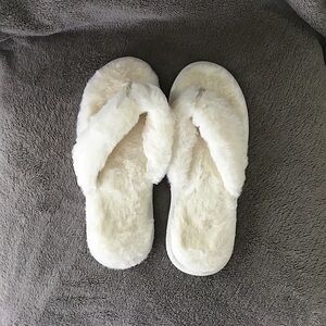 Gertex Fuzzy White Slippers